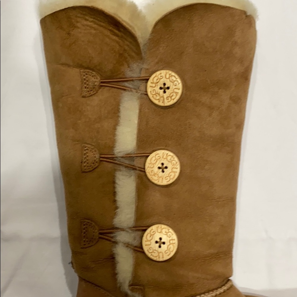 Ugg w/Bailey Button Triplet in Chestnut - Picture 3 of 14